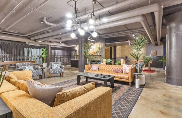 CozySuites NLG w pool, bowling alley, sauna #25