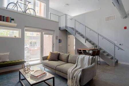 CozySuites TWO Stylish Apts, Monument Circle, Indy