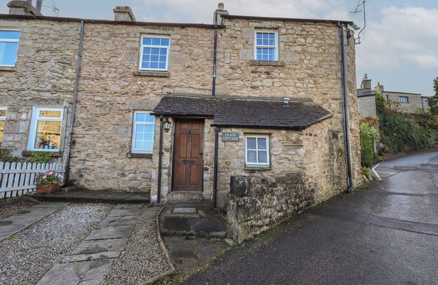 CRAGG COTTAGE, family friendly, character holiday cottage in Lindale