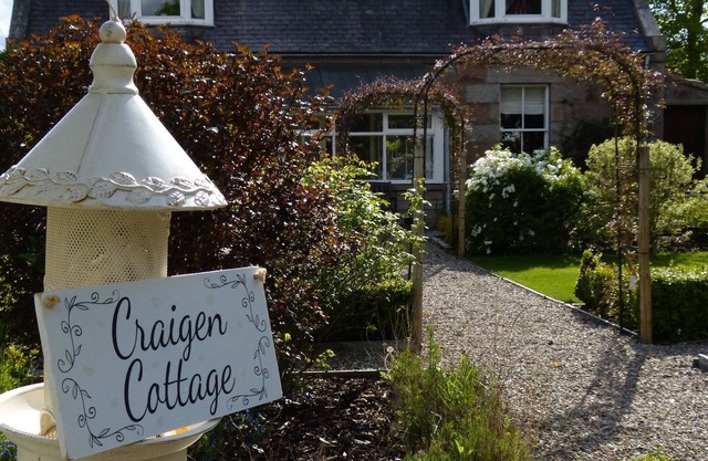 Craigen Cottage,Detached Victorian House, enclosed gardens in Ballater Village
