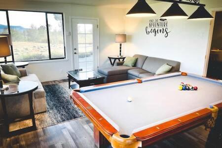 Creature Comforts Sleeps 24 4 hot tubs