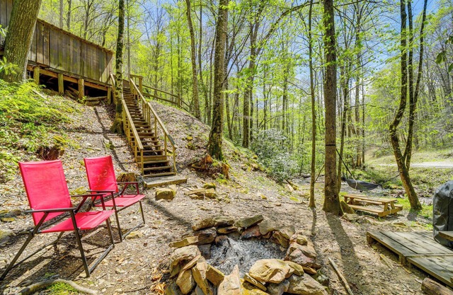 Creekside Cabin w/Deck & Grill in Whittier!