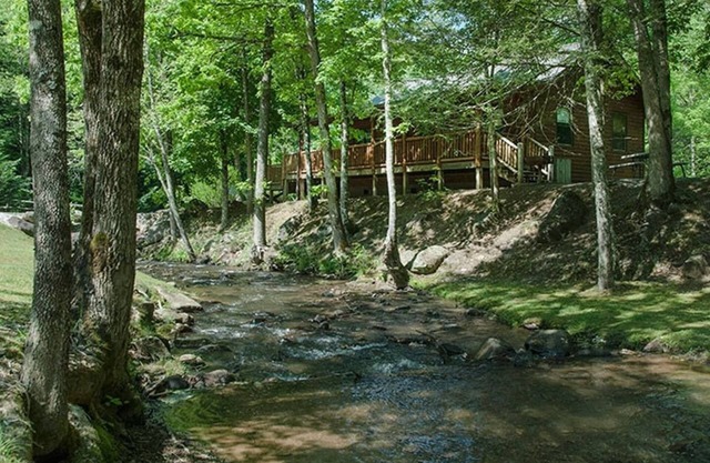 Creekside Cabin with covered porch only 3 miles from downtown Bryson City!