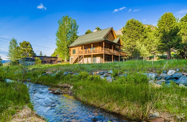 Creekside cabin with hot tub, views, fireplace