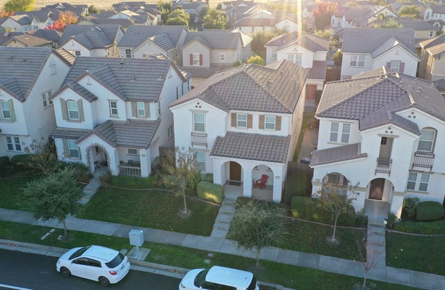 Creekside Chateau- CLOSE TO AIRPORT/DOWNTOWN/SHOPS