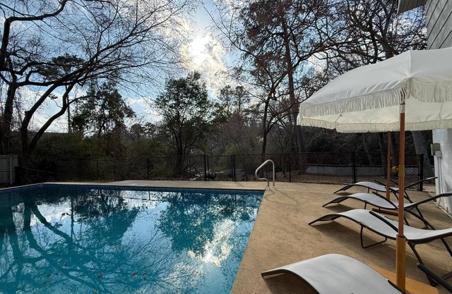 Creekside Escape – Spacious 5BR with Pool & BBQ