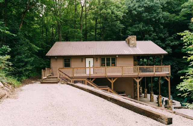 Creekside Oasis! A 3-bedroom cabin with a fantastic view in Birch Hollow.
