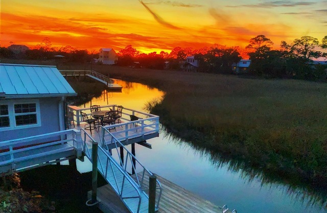 Creekside Paradise - pool, kayaks, bikes, hot tub, dock