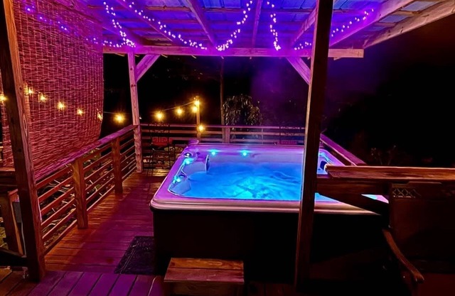 Creekside with views - jacuzzi, firepit, arcade
