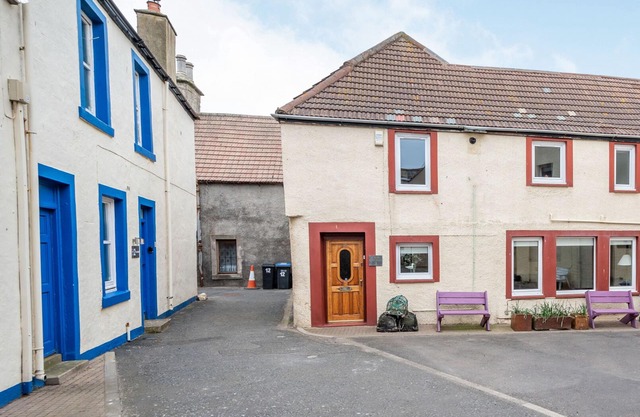 CREEL COTTAGE, pet friendly, character holiday cottage in Eyemouth