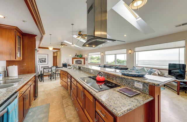 Crescent City Getaway w/Panoramic Ocean Views!