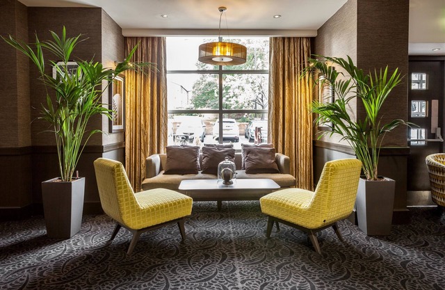 Cresta Court Hotel