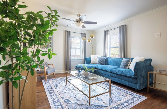 Crestwood Bloom – 3BR Getaway w/Patio & Backyard