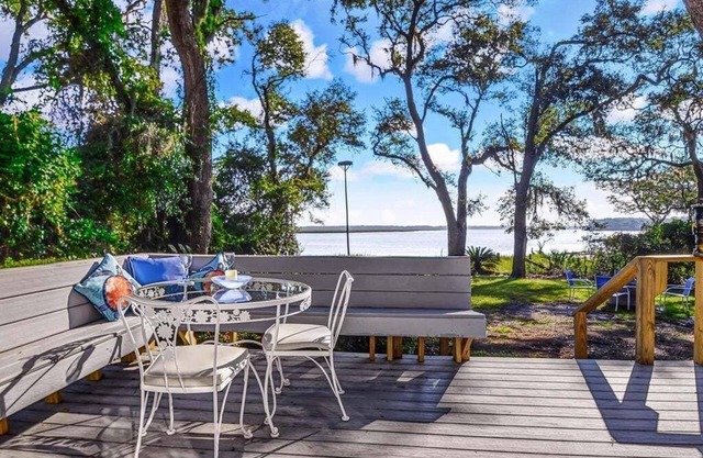 Crooked River Charm: Sabina's Riverside Cottage