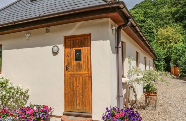 CROSS SYKE BARN, family friendly, with open fire in Barnstaple