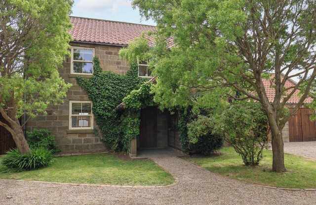CROSSBUTTS FARMHOUSE, pet friendly, with hot tub in Whitby