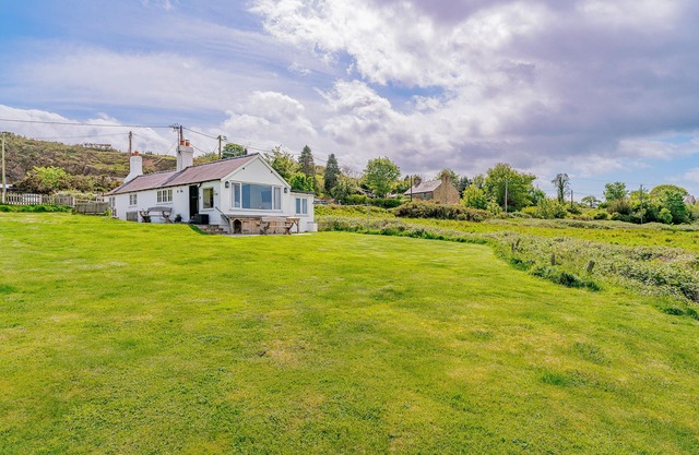 CROWN COTTAGE, pet friendly, character holiday cottage in Llanasa