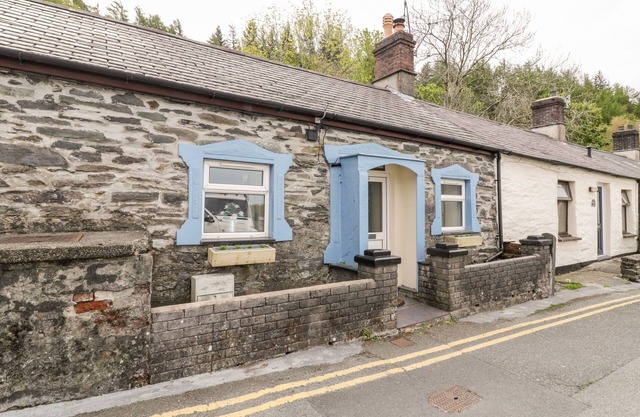 CRUD YR AWEL, family friendly, character holiday cottage in Bethesda