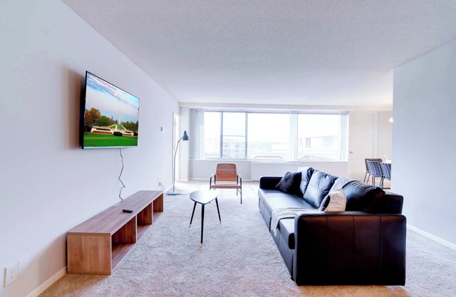 Crystal City Apt – Walk to Metro & D.C. Access