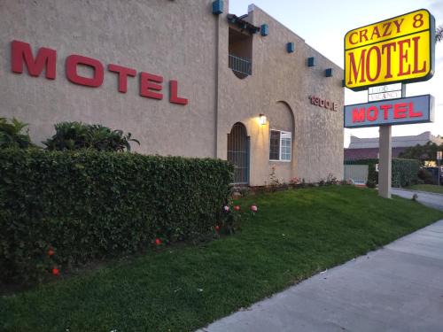 Crzy 8 Motel