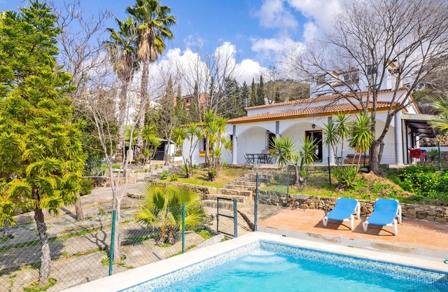 Cubo's Casa Rural Los Lirios de Libar/private pool/large terrace/mountain views