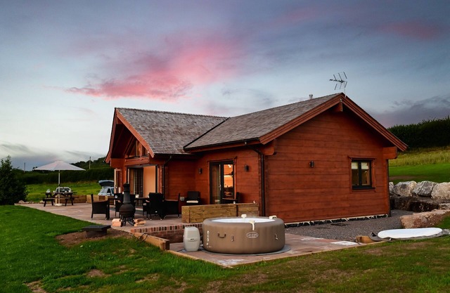 Cuddfan Lodge on a Beautiful Lake