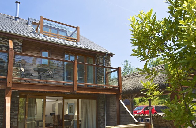 CURLEW, pet friendly, with pool in Blackawton