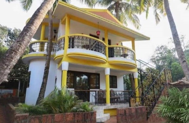 Curlies Yellow House-4Bhk Villa near Anjuna Beach