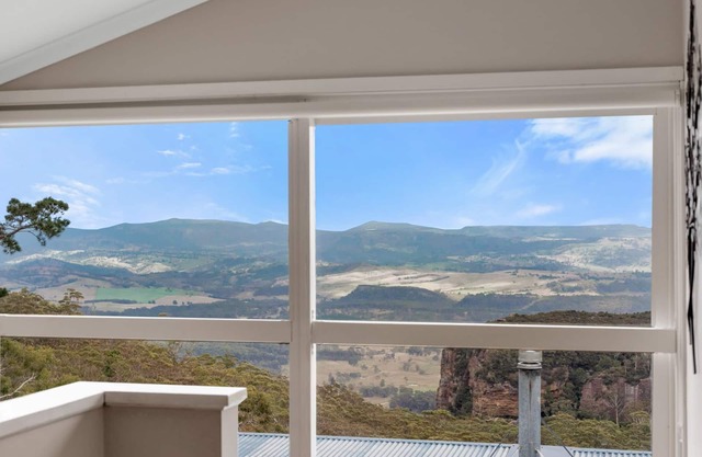 Currawong Cottage with views
