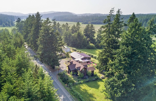 Custom Crafted Unique Home~ FABULOUS group lodging ~ 1.3 miles from Harbor