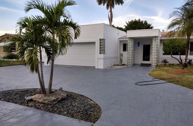CUSTOM LUXURY POOL HOME 4 BD/ 3.1 BA