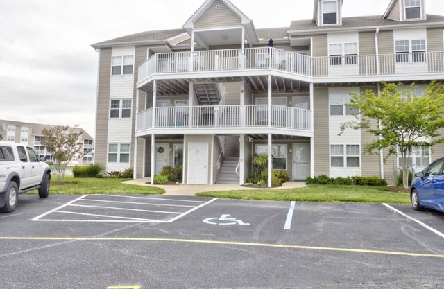 Cute 2 BD, 2 BA Condo w/Bayside Views, Steps to Pool, Tennis, Kayaking, and Other Activities!
