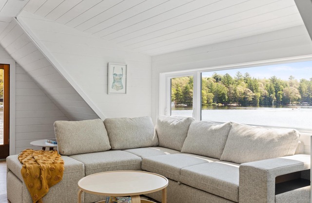 Cute 3+1 bed, 1bath, newly renovated cottage, Lake Muskoka, Sauna, Boathouse!