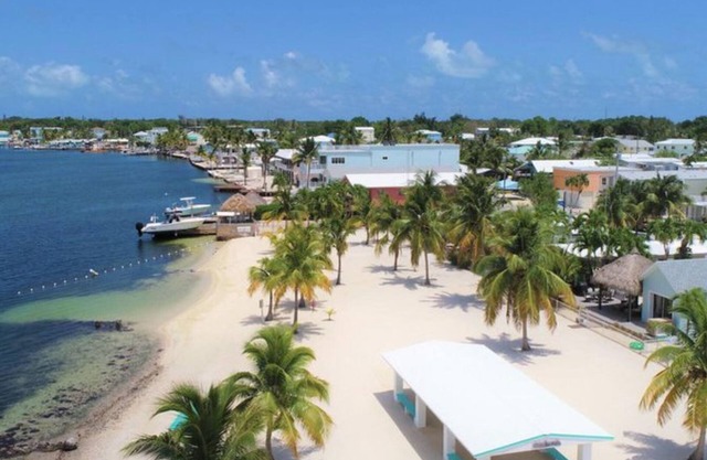 Cute and Cozy Cottage on a Corner Lot - Close to Dock and Beach!