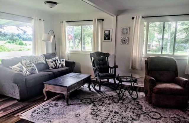 Cute, convenient, quiet Eagle River 2 bedroom home