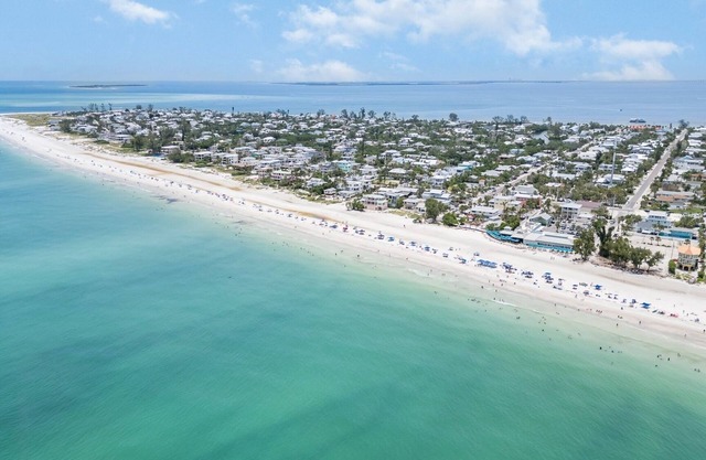 Cute Cottage Near Beach and Shops