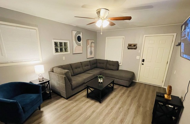 Cute & Cozy 2- Large TV, Large Couch, Comfy Beds