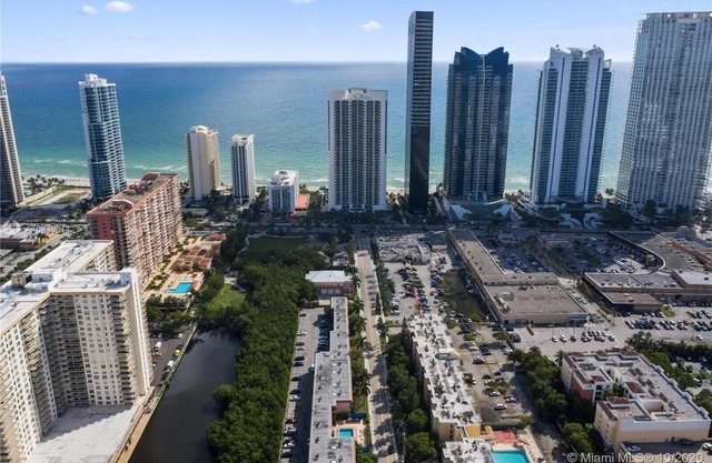 Cute, cozy condo walk to the beach!