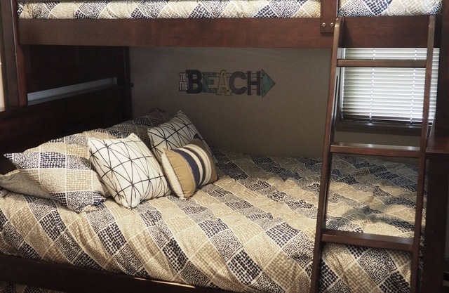 Cute, Cozy Cottage walking distance to Lake Mitchell