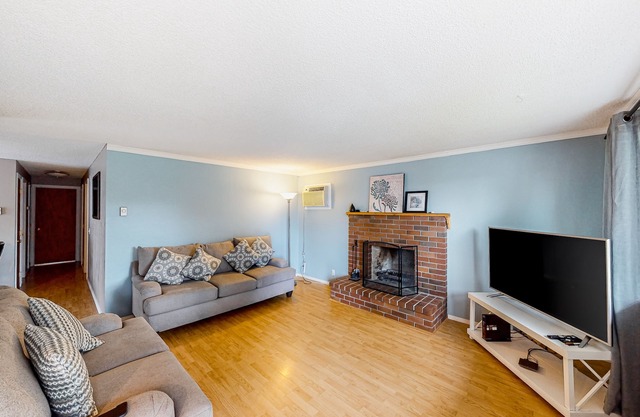 Cute, cozy home with fenced backyard & grill - close to heart of Eugene