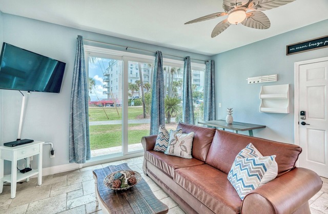 Cute downstairs 1 Bedroom Nantucket 6B