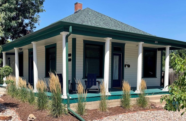 Cute Historic Old Town Lafayette Cottage: Walk Everywhere!