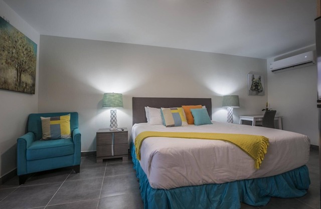 Cute King Bed Studio - Minutes from Beach w/Pool