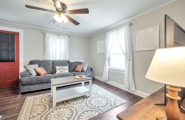 Cute Modern Townhouse Close to MTSU, Parks & Downtown: Large Master & Coffee Bar