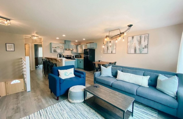 Cute, remodeled townhome located in the heart of Long Beach. Close to everything!