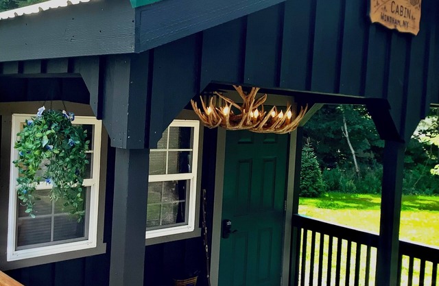 Cutest Cabin in Windham, walking path to pond, corn hole & fire pit, BBQ grill
