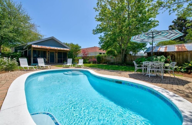 Cutest Cottage in Crystal Beach! Private Pool, Tesla/EV Charger, Close to Beach