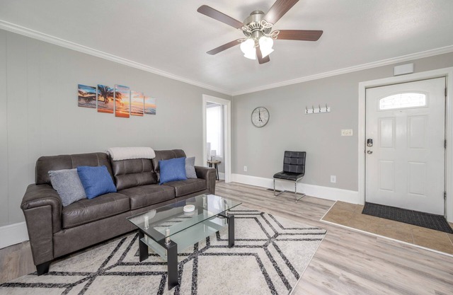Cuyahoga Valley National Parks Home! Close to downtown Cuyahoga Falls!