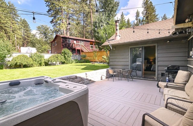 CW161."The Cottonwood" -Private Hot Tub: 4 BR, 2 BA House in Stateline, Sleeps 10