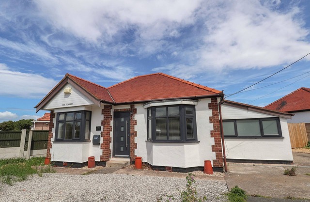 CWM PENNANT, pet friendly, character holiday cottage in Gronant